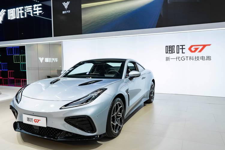 深圳119哪吒汽车在智能汽车领域的表现，领途汽车在新能源汽车市场中的影响力